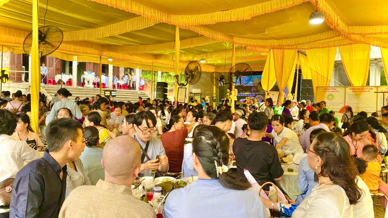 Buffet chay cộng đồng trong Đại Lễ Quan Âm tại chùa Phổ Lại, Huế, ngày 6 tháng 7 năm 2025