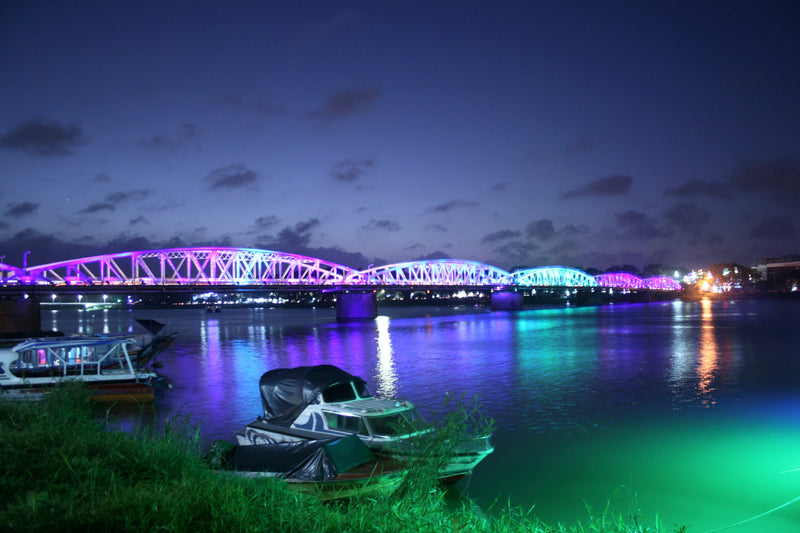 Cầu Trường Tiền phản chiếu ánh đèn trên sông Hương trong ảnh tư liệu năm 2008
